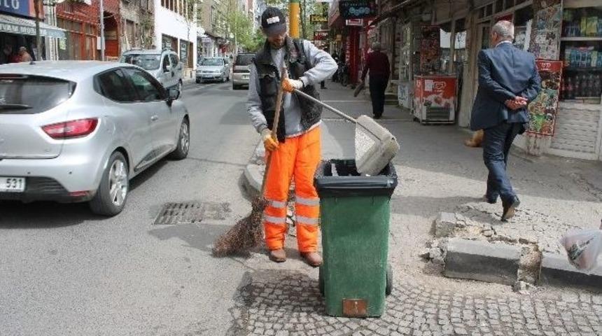 Meslektaşları İş&ccedil;i Bayramını Kutlarken O &Ccedil;alıştı