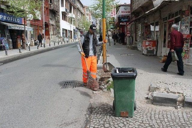 Meslektaşları İşçi Bayramını Kutlarken O Çalıştı