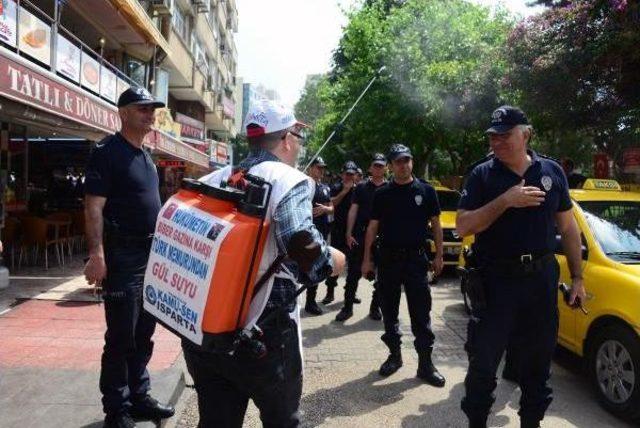 Kamu-Sen'in Adana'da 1 Mayıs Kutlamasında Polise Gülsuyu Sıkıldı