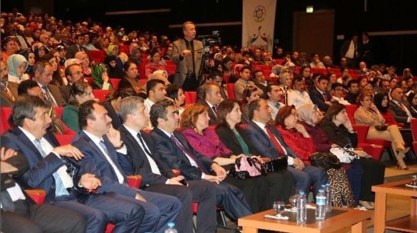 Vali D&uuml;zg&uuml;n, Merhamet Devrimi Konferansı&rsquo;na Katıldı