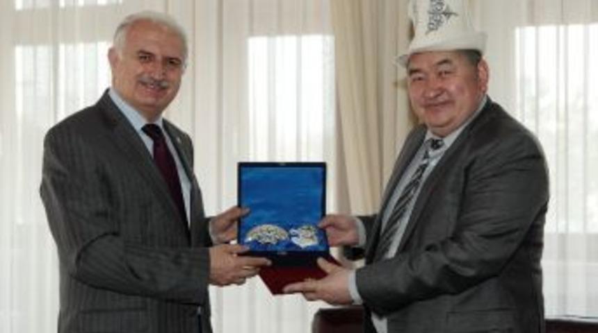 Kırgızistan Cumhurbaşkanı Almazbek Atambayev&rsquo;in Danışmanı, Rekt&ouml;r Ko&ccedil;ak&rsquo;ı Ziyaret Etti