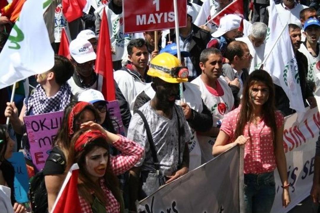 Kars&rsquo;ta 1 Mayıs Sazlı S&ouml;zl&uuml; Kutlandı