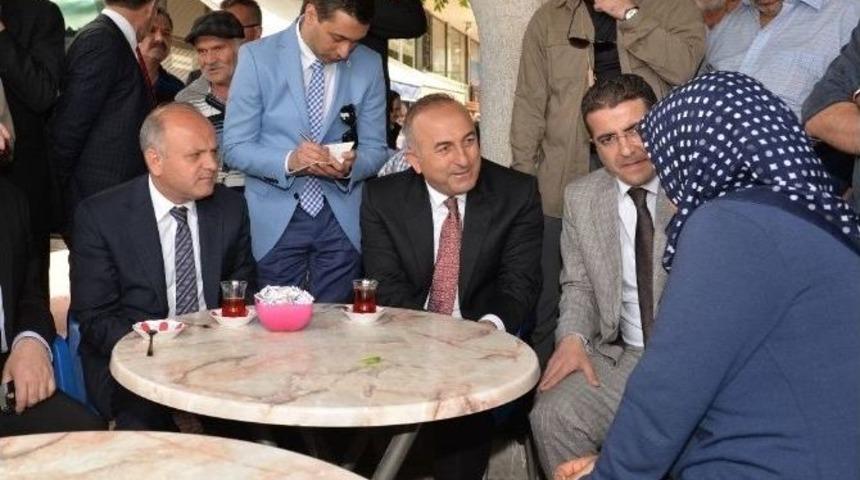 Bakan &Ccedil;avuşoğlu, Cuma Namazını Vatandaşlarla Kıldı
