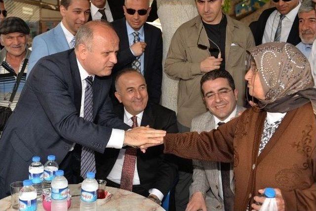 Bakan Çavuşoğlu, Cuma Namazını Vatandaşlarla Kıldı