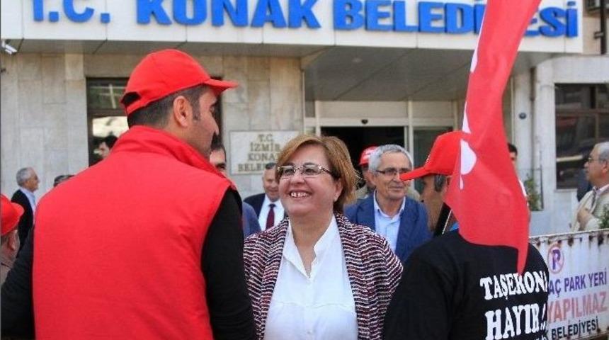 Konak&rsquo;ta 1 Mayıs&rsquo;a Kol Kola Kutlama