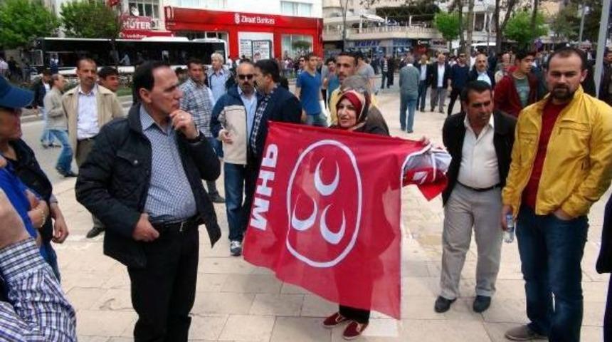 Elazığ'da, 1 Mayıs'a Katılanlara Mhp Bayrağı A&ccedil;an Kadın Gerginliği