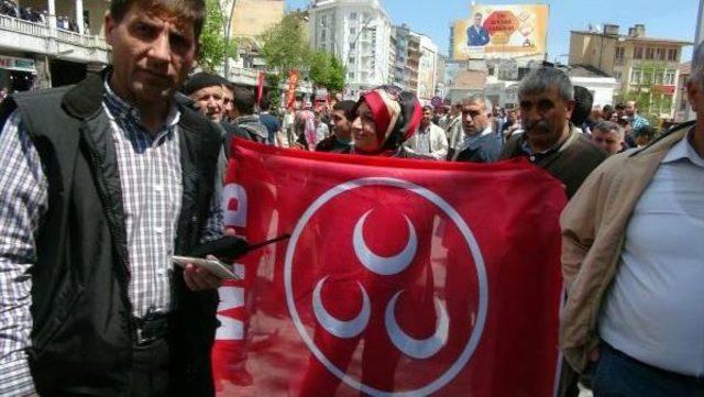 Elazığ da, 1 Mayıs a Katılanlara Mhp Bayrağı Açan Kadın Gerginliği 2