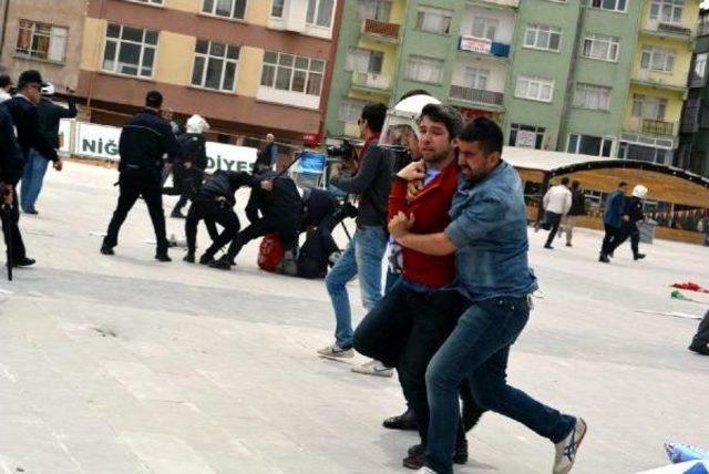 Niğde de Izinsiz 1 Mayıs G&ouml;sterisine Polis M&uuml;dahale Etti: 25 G&ouml;zaltı 1
