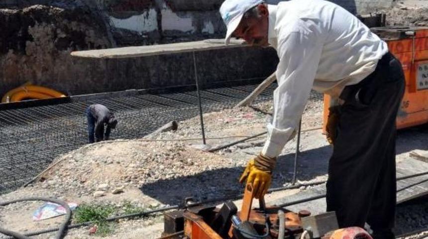 Adıyaman&rsquo;Da Iş&ccedil;ilerin Bazıları Bayram Yaptı, Bazıları &Ccedil;alıştı