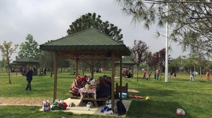 Bursalı İş&ccedil;iler 1 Mayısı Aileleriyle Piknik Yaparak Kutladı