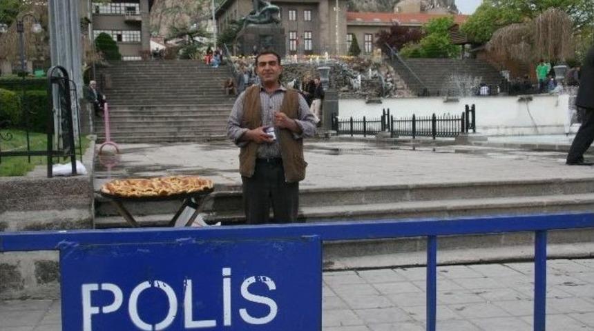 Kendi Bayramlarını Kutlama Yerine &ldquo;&ccedil;alışarak&rdquo; Ge&ccedil;irdiler