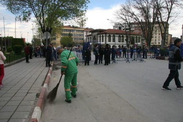 Kendi Bayramlarını Kutlama Yerine “çalışarak” Geçirdiler