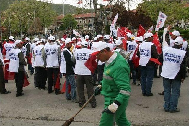 Kendi Bayramlarını Kutlama Yerine “çalışarak” Geçirdiler