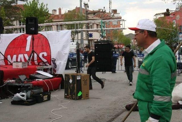 Kendi Bayramlarını Kutlama Yerine “çalışarak” Geçirdiler