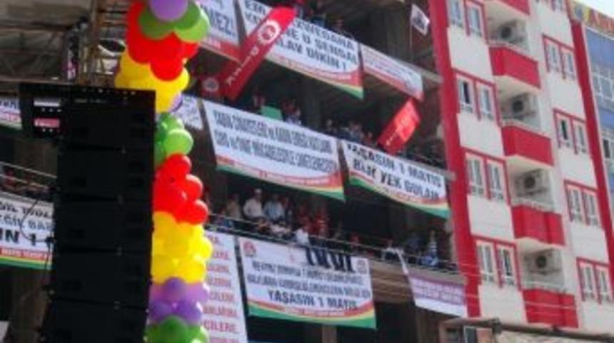 1 Mayıs Kutlamalarını İzleyen İki Gen&ccedil; Elektrik Akımına Kapıldı