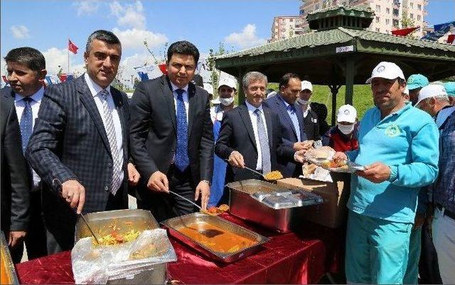 1 Mayıs Şahinbey’de Halaylarla Kutlandı