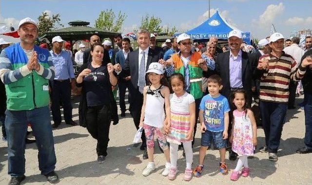 1 Mayıs Şahinbey’de Halaylarla Kutlandı