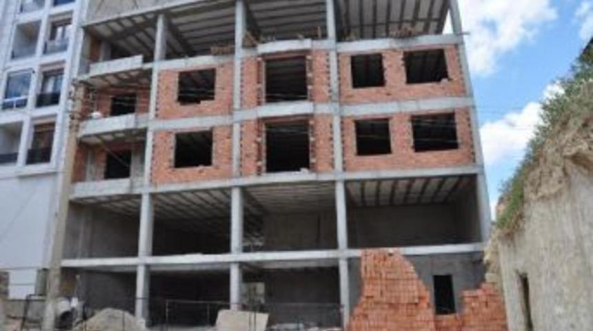 5'inci Kattadan D&uuml;şen Inşaat Iş&ccedil;isi &Ouml;ld&uuml;