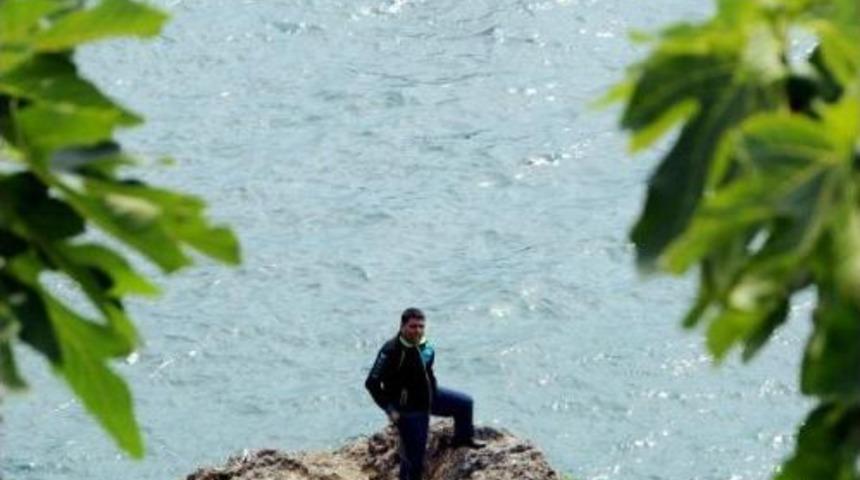 Cuma Namazından &Ccedil;ıkıp Intihara Teşebb&uuml;s Etti