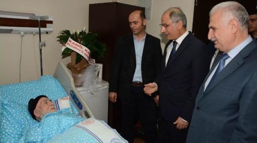 Efkan Ala, Hastane&rsquo;de Tedavi G&ouml;ren Vali Dr. Altıparmak&rsquo;ın Babasını Ziyaret Eti