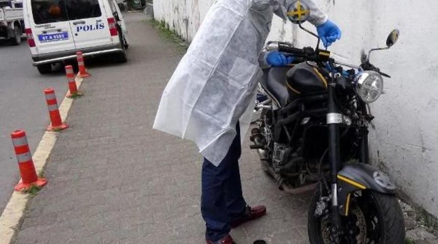 Motosikleti &Ccedil;alıştıramayınca Bırakıp Ka&ccedil;tılar