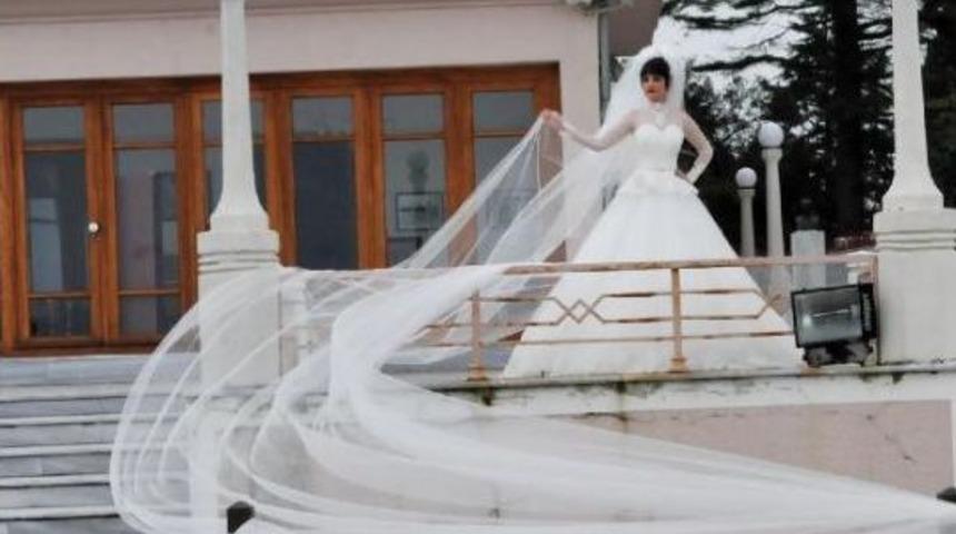 77 Plakalı Şehirde 77 Metre Uzun Duvağı Olan Gelinlik Yaptı