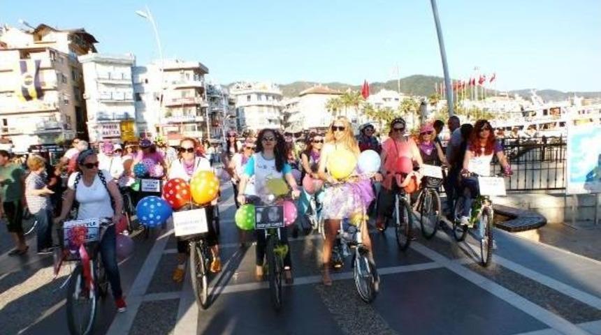 S&uuml;sl&uuml; Kadınlar Bisikletleriyle 'şiddete Hayır' Turu Attı