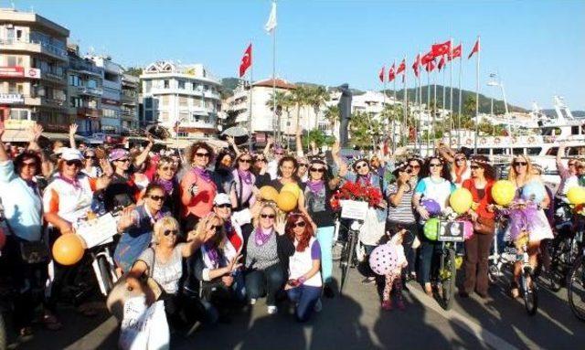 Süslü Kadınlar Bisikletleriyle 'şiddete Hayır' Turu Attı