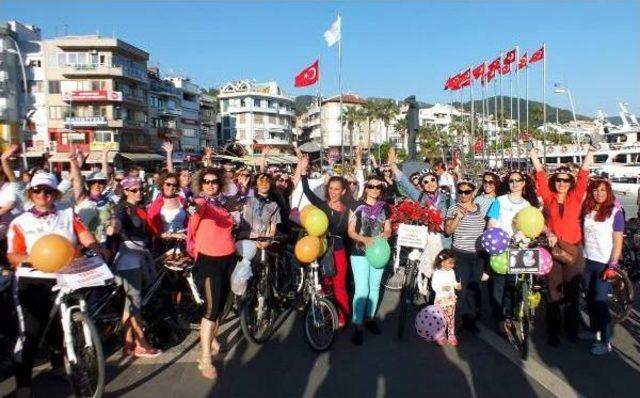 Süslü Kadınlar Bisikletleriyle 'şiddete Hayır' Turu Attı