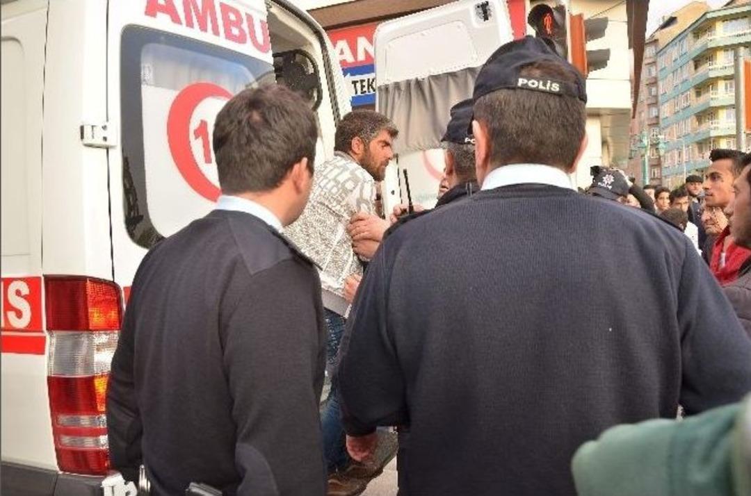 &Ouml;lmek İstedi, Arkadaşları Kurtardı