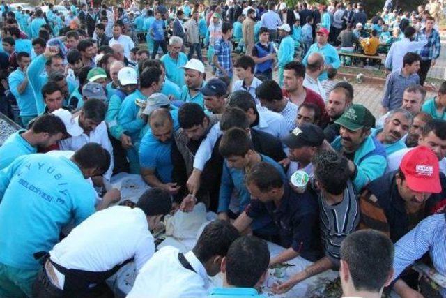 Şanlıurfa'da Temizlik Işçilerine Kebap Ziyafeti