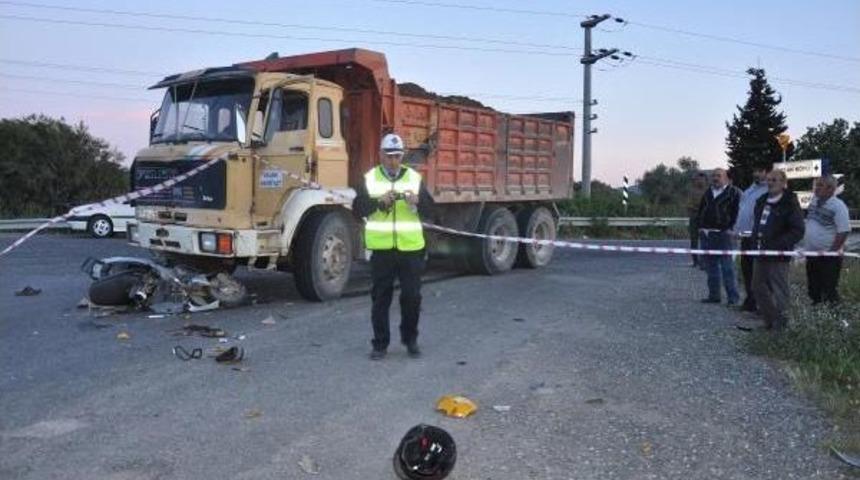 Motosiklet Kavşakta Kamyona &Ccedil;arptı: 1 &Ouml;l&uuml;, 1 Yaralı
