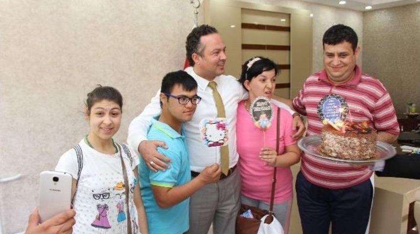 Engelli &Ccedil;ocuklardan Duman&rsquo;a Doğum G&uuml;n&uuml; S&uuml;rprizi