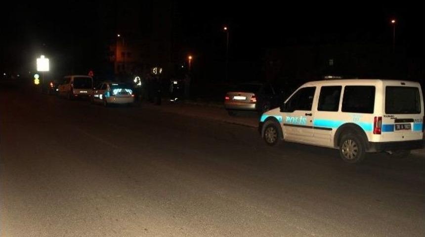 Otomobil Kaldırıma &Ccedil;ıktı: 2 Yaralı