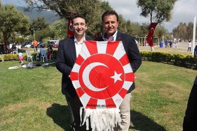 Menderes’te Uçurtma Şenliği Coşkuyla Kutlandı