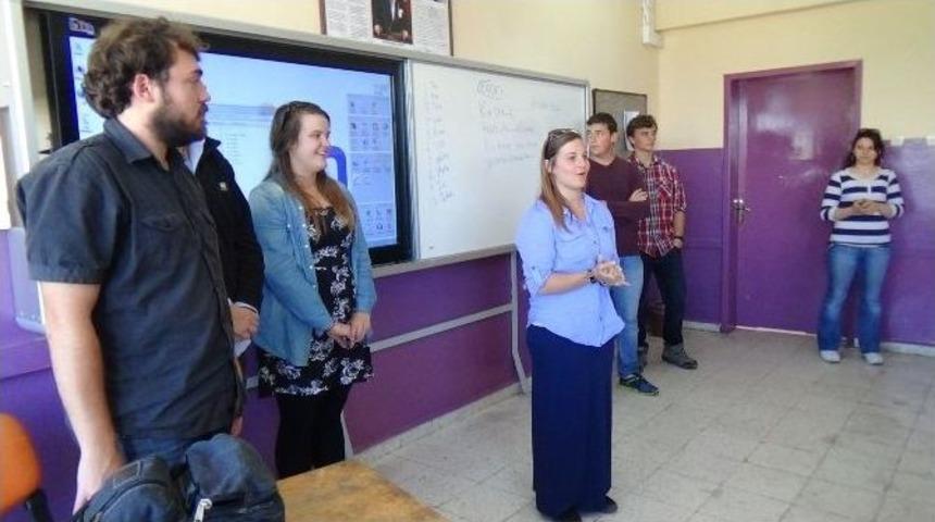 Erzincanlı &Ouml;ğrenciler Yurt Dışından Gelen Arkadaşlarını Ağıladılar