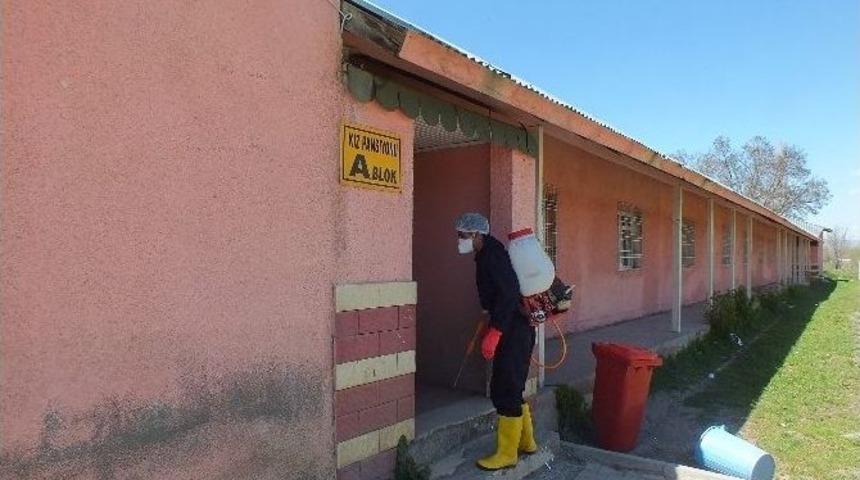 İl&ccedil;ede Okullar İla&ccedil;lanıyor