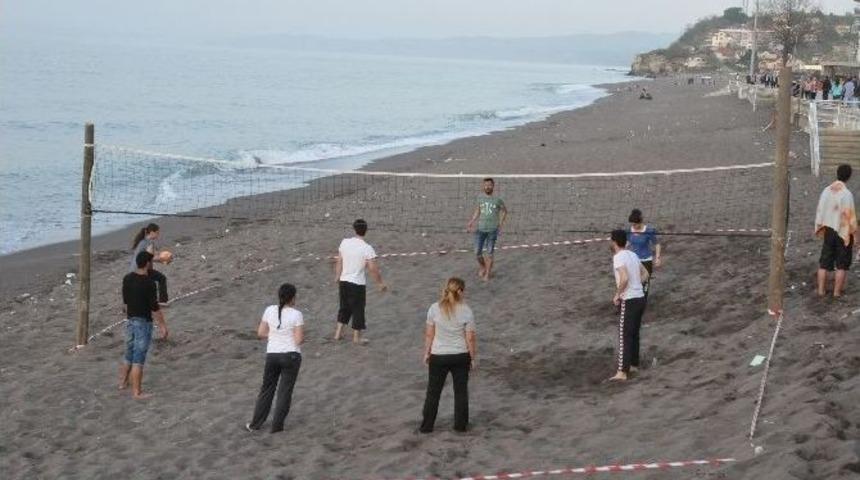 Ak&ccedil;akoca&rsquo;da Kum Voleybolu Keyfi