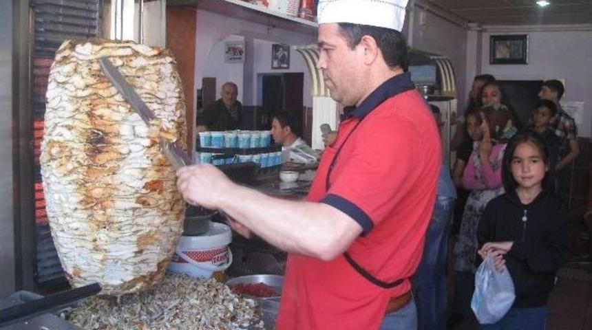 Vatandaşlara Bedava D&ouml;ner Ve Yemek Dağıttı
