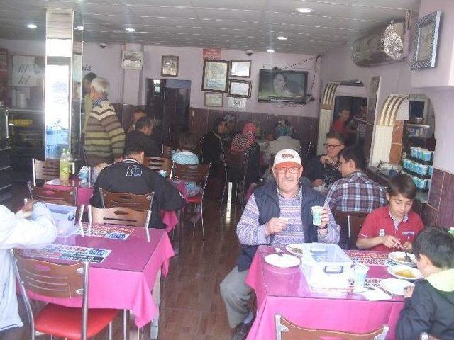 Vatandaşlara Bedava Döner Ve Yemek Dağıttı