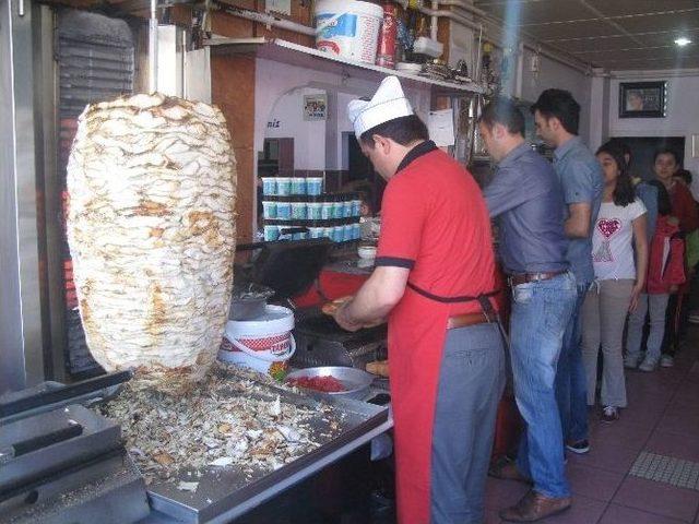 Vatandaşlara Bedava Döner Ve Yemek Dağıttı