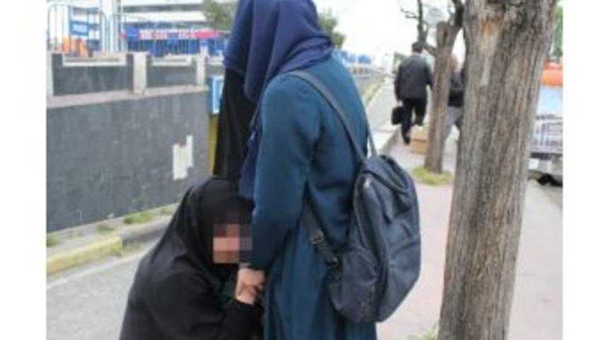 Baş&ouml;rt&uuml;l&uuml; Kadınlara S&ouml;zl&uuml; Saldırı