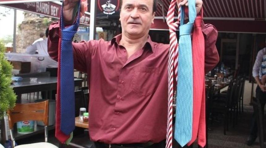 Elleri Arkada Kravat Bağladı