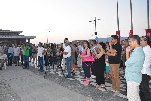 İzmir'de, 'Adaletsizliğe Karşı Şiir' okundu