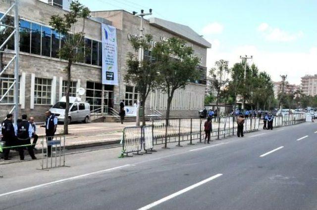 'bariyerli Korumalı' Kobani'yi Inşa Konferasında, Sınır Kapılarının Açılması Istendi