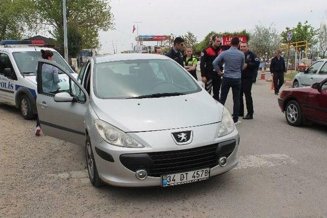 At Arabası Otomobille Çarpıştı