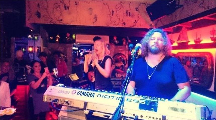 İskender Paydaş Sahnesini Zeynep Casalini İle Paylaştı