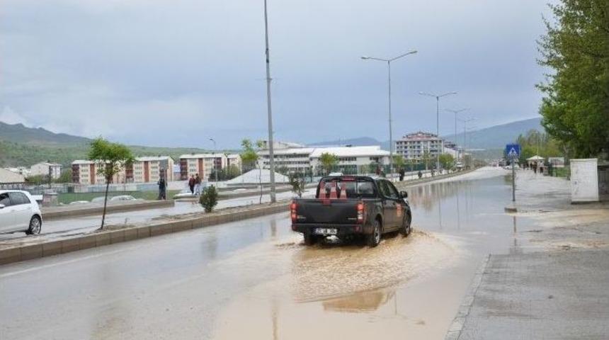 Tunceli&rsquo;de Yağmur Yolu Kapattı