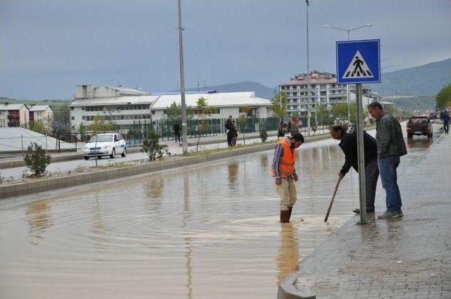 Tunceli’de Yağmur Yolu Kapattı