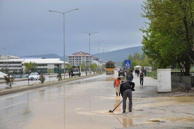 Tunceli’de Yağmur Yolu Kapattı